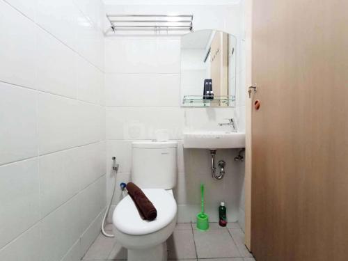 un bagno con un water e un lavandino di Comfort and Cozy 2BR Cordova Edupartment Semarang Apartment By Travelio a Semarang
