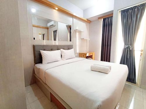 Katil atau katil-katil dalam bilik di Best Deal and Homey Studio Apartment Amartha View By Travelio