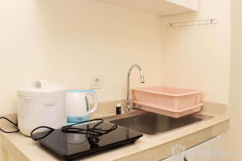 Η κουζίνα ή μικρή κουζίνα στο Warm and Cozy Living 3BR at Meikarta Apartment By Travelio