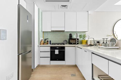 Η κουζίνα ή μικρή κουζίνα στο Silkhaus Luxury 1BDR Yas Island with Beach Access