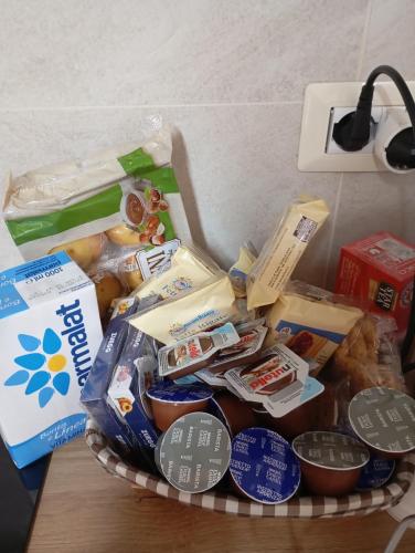 un cesto pieno di cibo sopra un tavolo di La Maison di Anto' a Bari