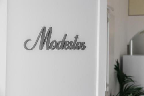Sijil, anugerah, tanda atau dokumen lain yang dipamerkan di Red Beach Harmony suites Modestos