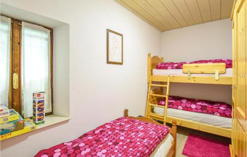 Postel nebo postele na pokoji v ubytování 3 Bedroom Nice Home In Borgo Valbelluna