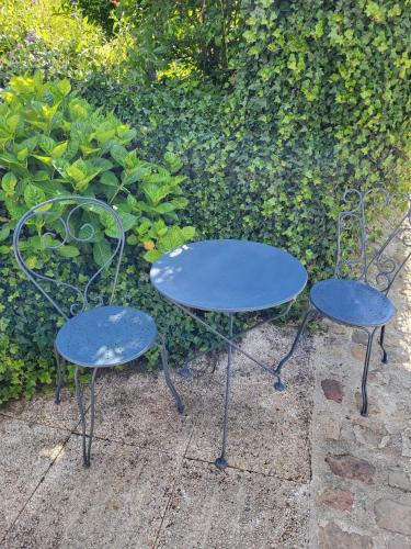 two chairs and a table and a table and chairs at Gite Les 3M in Baugy