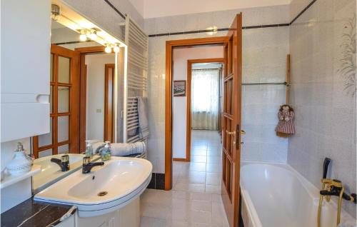 a bathroom with a sink and a bath tub and a sink at 2 Bedroom Cozy Apartment In Grado in Grado