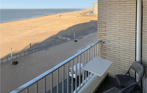 einen Balkon mit Tisch und Stühlen sowie Strand in der Unterkunft Amazing Apartment In Oostende in Ostende