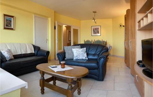 ein Wohnzimmer mit einer Couch und einem Couchtisch in der Unterkunft Amazing Apartment In Oostende in Ostende