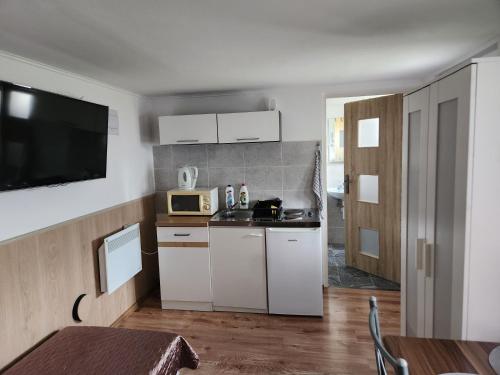 Η κουζίνα ή μικρή κουζίνα στο Melanie apartman