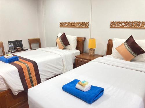 Een bed of bedden in een kamer bij Wiriya House