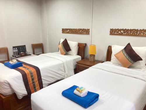 Een bed of bedden in een kamer bij Wiriya House