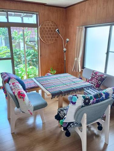 a living room with a table and two chairs at Sakurah in Sakura