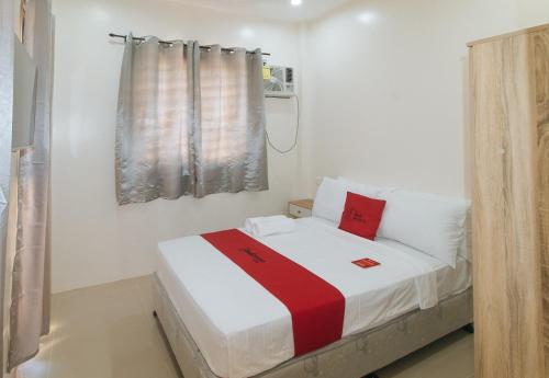 Postel nebo postele na pokoji v ubytování RedDoorz @ LM Apartelle Boracay