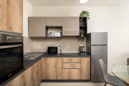 Η κουζίνα ή μικρή κουζίνα στο Edka Suites - Modern Sunlit 2BD Apartments with Balconies - Close to Sliema Promenade, St Julian's & St Georges Bay