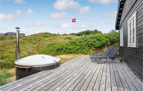 una terrazza con vasca e sedia di Holiday Home Tranebærvej Oksbøl Iii a Vejers Strand