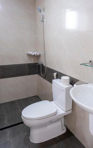 a bathroom with a toilet and a sink at Sophia Apartment - Sophia Center Phu Cuong in Ấp Rạch Mẹo