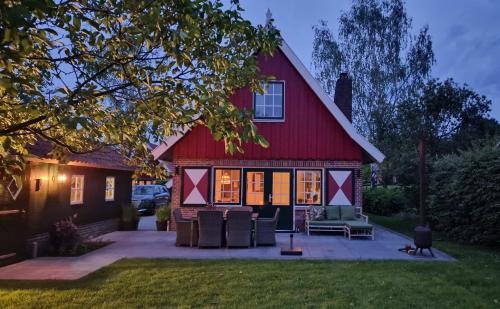 a red house with a red roof at Huisje Weidezicht in Lievelde