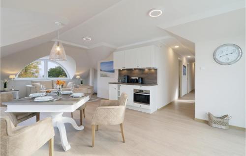 une cuisine et un salon avec une table et des chaises dans l'établissement Baltischer Hof Apartment 68, à Boltenhagen