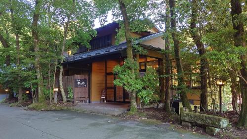 a house in the middle of the trees at Kurokawa Onsen Ryokan Ichinoi in Minamioguni