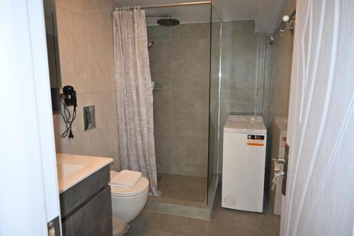 Koupelna v ubytování Doukas Aparthotel