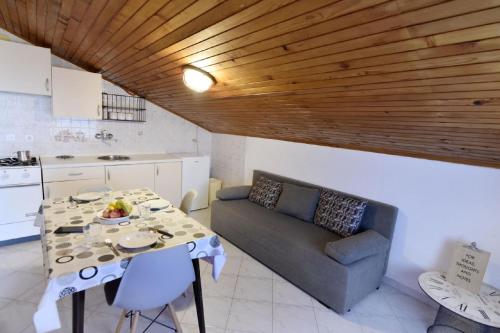 Dapur atau dapur kecil di Einfache Wohnung Silva mit Terrasse