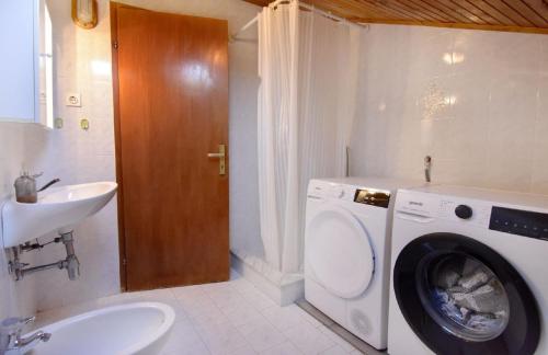 Bilik mandi di Einfache Wohnung Silva mit Terrasse