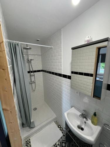 une salle de bain avec douche et lavabo dans l'établissement ROSITA, à Noyelles-sur-Mer