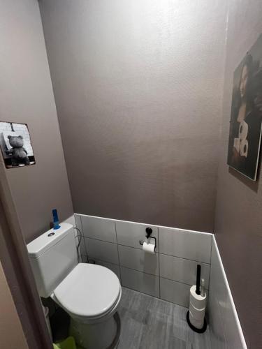 a small bathroom with a white toilet in it at Appt ville campagne in Thiviers