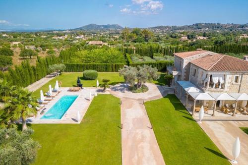 Bazén v ubytování Luxuriöses Landhaus mit Whirlpool im Freien und Pool, ideal für Veranstaltungen nebo v jeho okolí