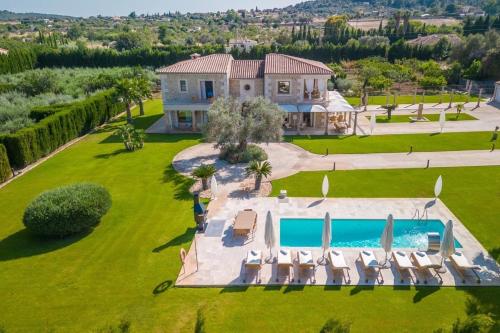 Πισίνα στο ή κοντά στο Luxuriöses Landhaus mit Whirlpool im Freien und Pool, ideal für Veranstaltungen