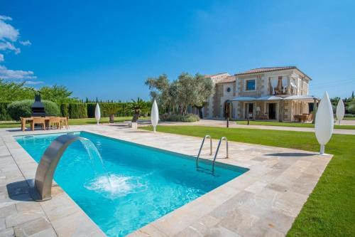 Bazén v ubytování Luxuriöses Landhaus mit Whirlpool im Freien und Pool, ideal für Veranstaltungen nebo v jeho okolí