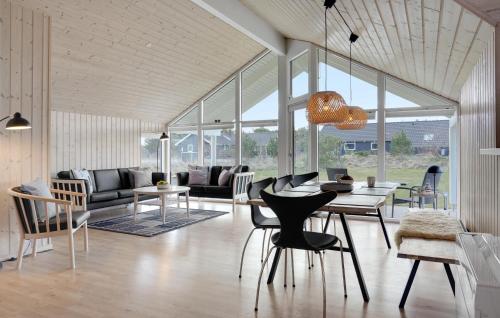 Posezení v ubytování Amazing Home In Løkken With Sauna