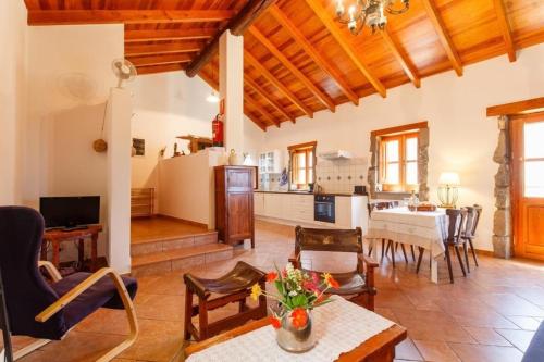 Kuchyňa alebo kuchynka v ubytovaní Komfortables Ferienhaus mit privatem Pool und idealer Lage im Naturpark mit Nähe zum Strand