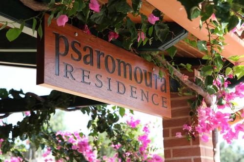 Una señal de una reserva de restaurantes colgando de un edificio en Psaromoura Residence, en Agia Pelagia
