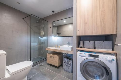 łazienka z pralką i umywalką w obiekcie Superior Αpartment w Atenach