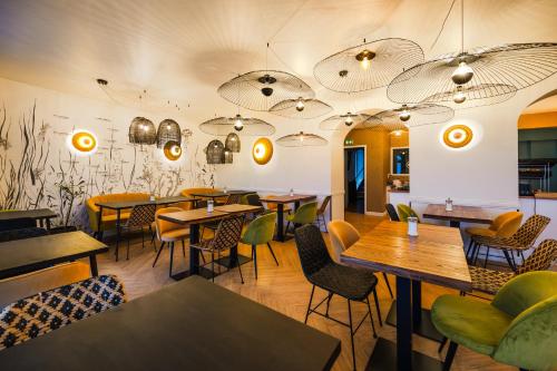 a restaurant with tables and chairs in a room at Grand Hôtel de Bretagne in Le Palais