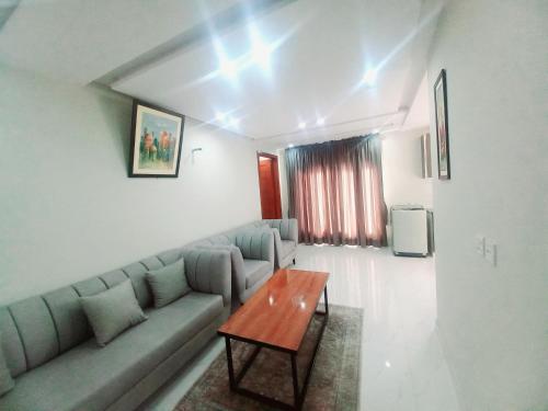 Гостиная зона в Con Stay Luxury Apartments Bahria Town Lahore