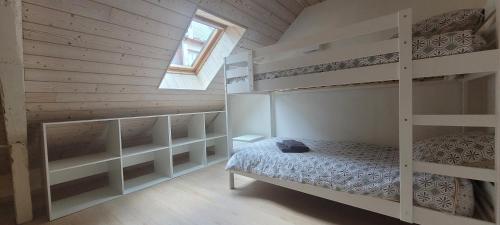 une chambre avec deux lits superposés et une fenêtre dans l'établissement La Maison Bleue, Suite, à Rodez