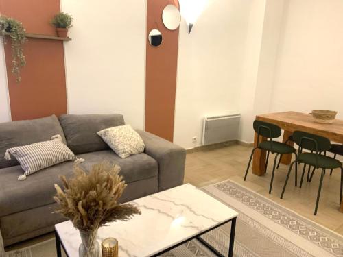 un salon avec un canapé et une table dans l'établissement La Maison By Simone T4, à Cannes