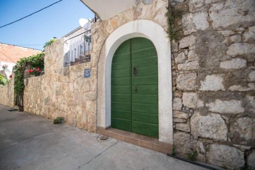 Modernes Ferienhaus in Murter mit Grill, Terrasse und Garten
