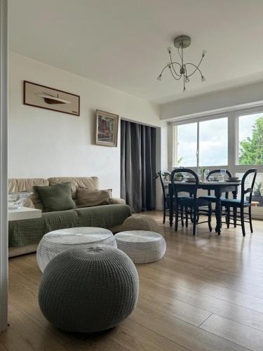 un salon avec un canapé et une table dans l'établissement Appart' La Rochelle, parking & terrasse, 4 pers, à La Rochelle