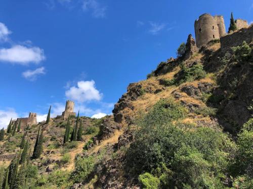 Photo de la galerie de l'établissement Charming 3-bedroom stone village house in Caunes, à Caunes-Minervois