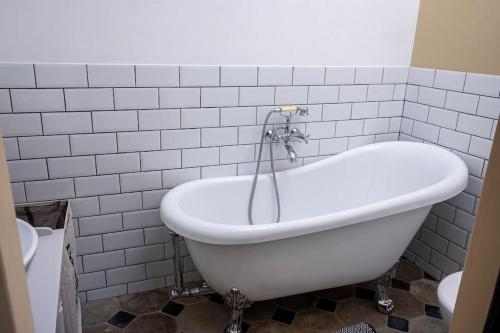 Photo de la galerie de l'établissement Charming 3-bedroom stone village house in Caunes, à Caunes-Minervois