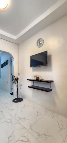 Televisyen dan/atau pusat hiburan di Dream Inn Bacoor Cavite
