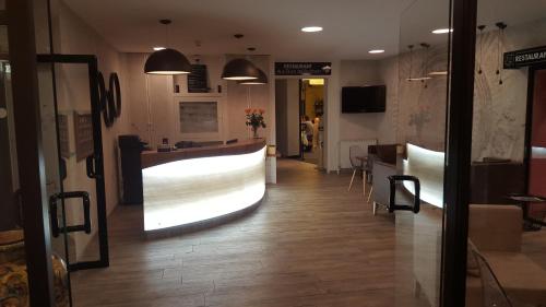 TV a/nebo společenská místnost v ubytování Logis Hotel des Bourbons