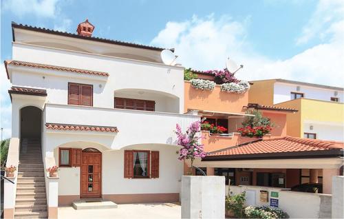 2 Bedroom Nice Apartment In Pula