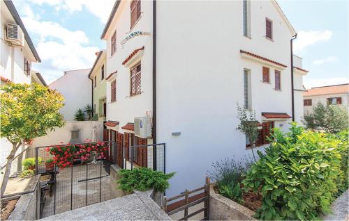 2 Bedroom Nice Apartment In Pula