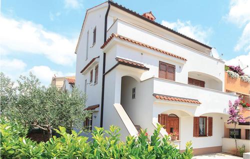 2 Bedroom Nice Apartment In Pula