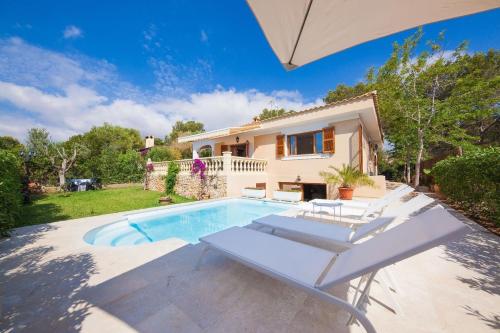 a villa with a swimming pool and a house at Villa Pasero Platon - 300 Meter vom Strand Cala Anguila entfernt in Porto Cristo