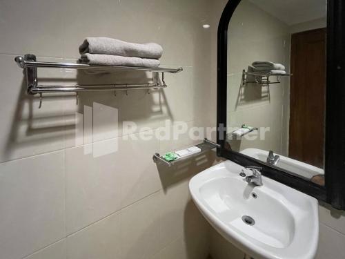 Koupelna v ubytování Grand Pujon View Hotel And Resort Mitra RedDoorz