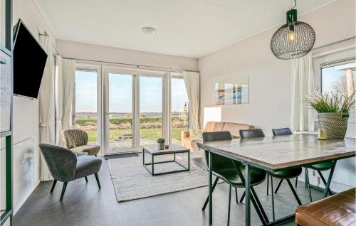 TV a/nebo společenská místnost v ubytování 3 Bedroom Stunning Home In Lauwersoog